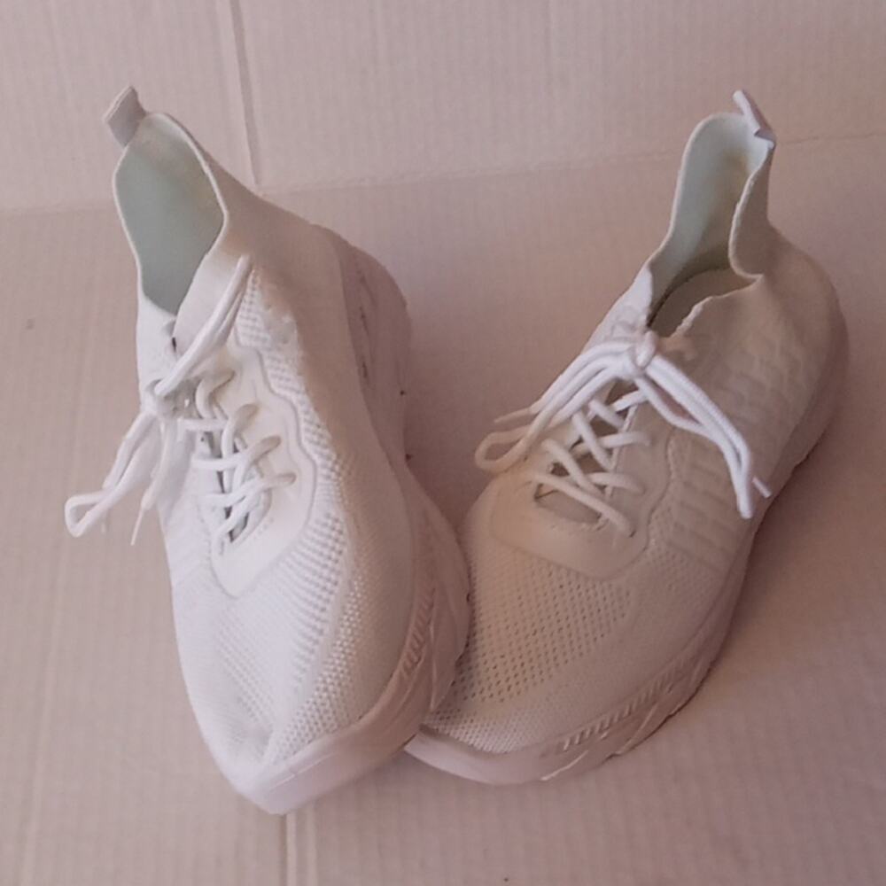NWOT Sole Mates Women's Size 8 Classic White Knit Sneakers